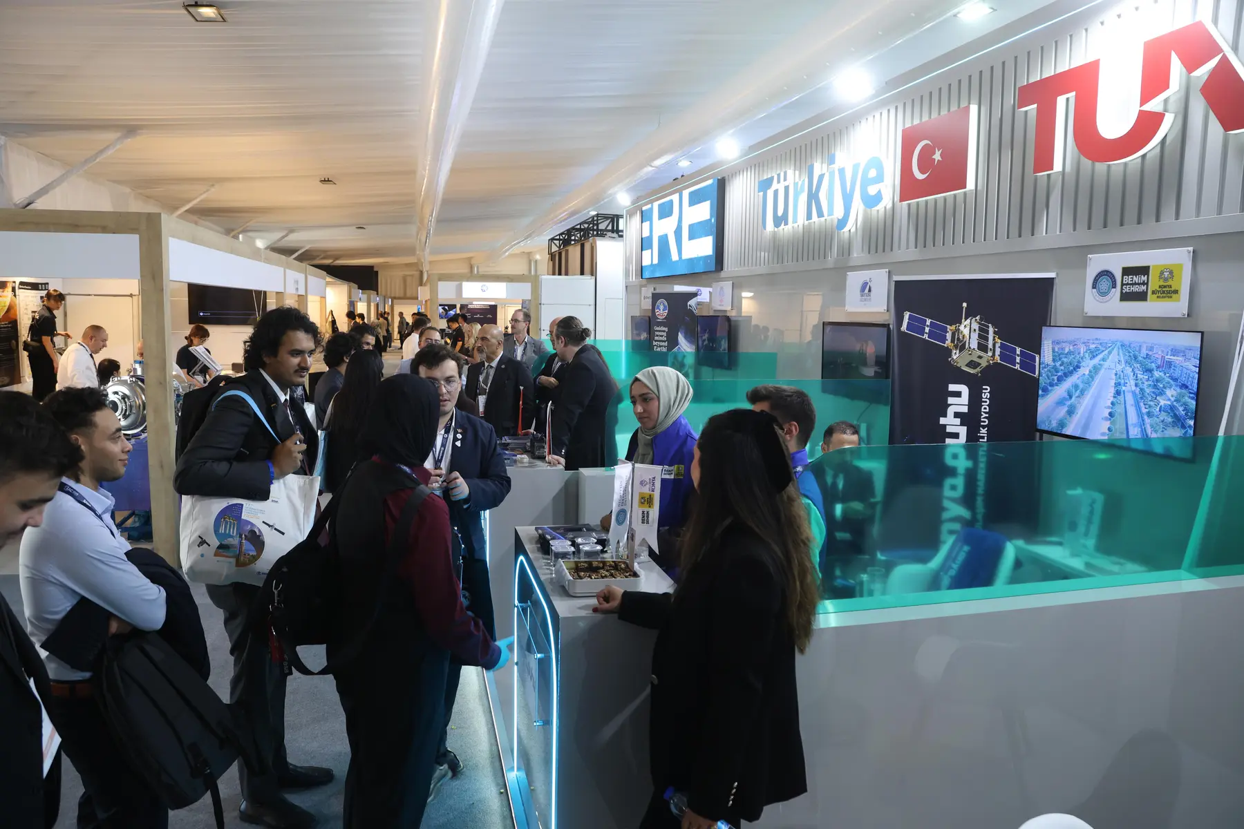 PUHU standında uluslararası ziyaretçilerle gerçekleştirilen proje tanıtımı